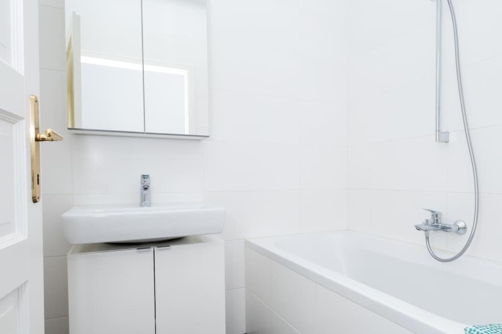 וינה Orestaliving- 3Br On The Daube Canal/Friedensbruecke מראה חיצוני תמונה